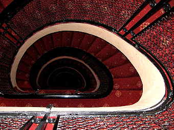 �A�p���g�}���̊K�i